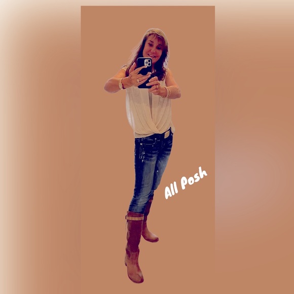 Hi, I am Dustie. I Enjoy Shopping Posh & Recently Ventured Into Selling - Picture 1 of 3